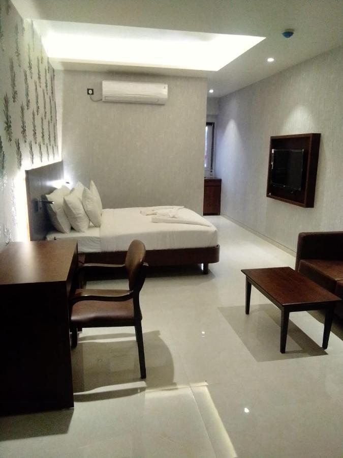 Hotel Madhuban Silvassa Esterno foto