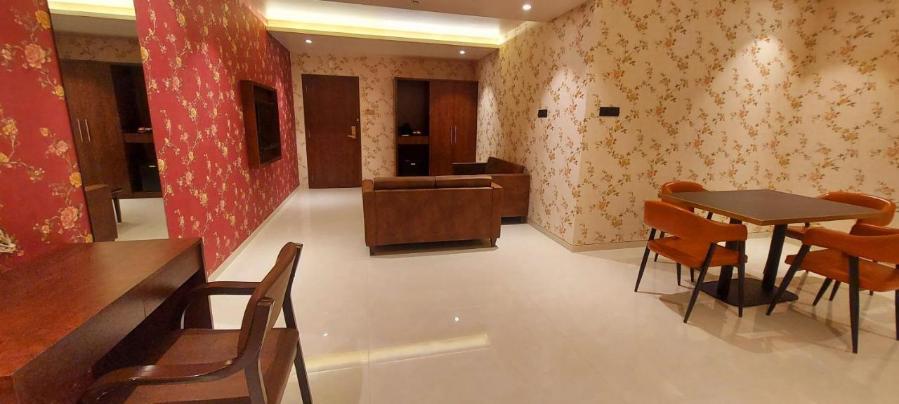 Hotel Madhuban Silvassa Esterno foto