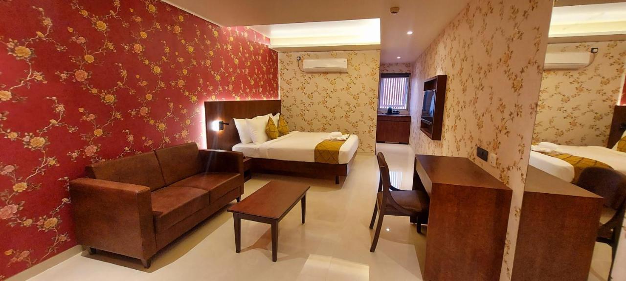 Hotel Madhuban Silvassa Esterno foto