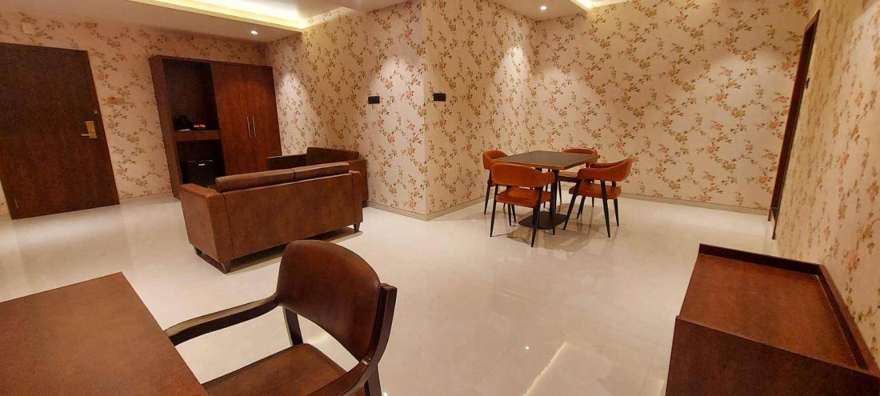 Hotel Madhuban Silvassa Esterno foto