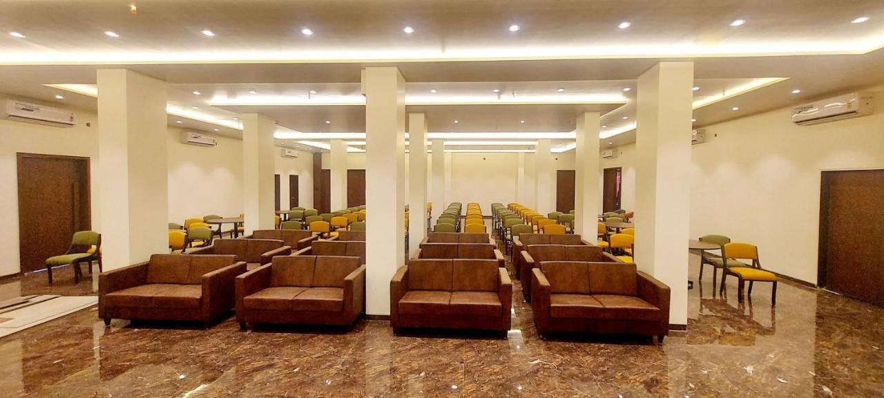 Hotel Madhuban Silvassa Esterno foto