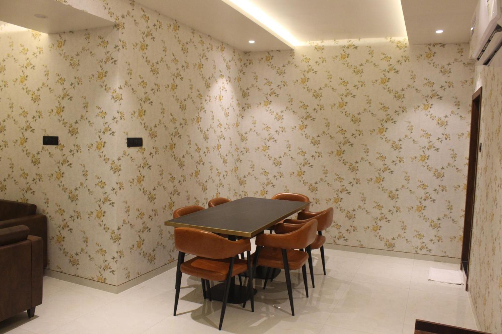 Hotel Madhuban Silvassa Esterno foto