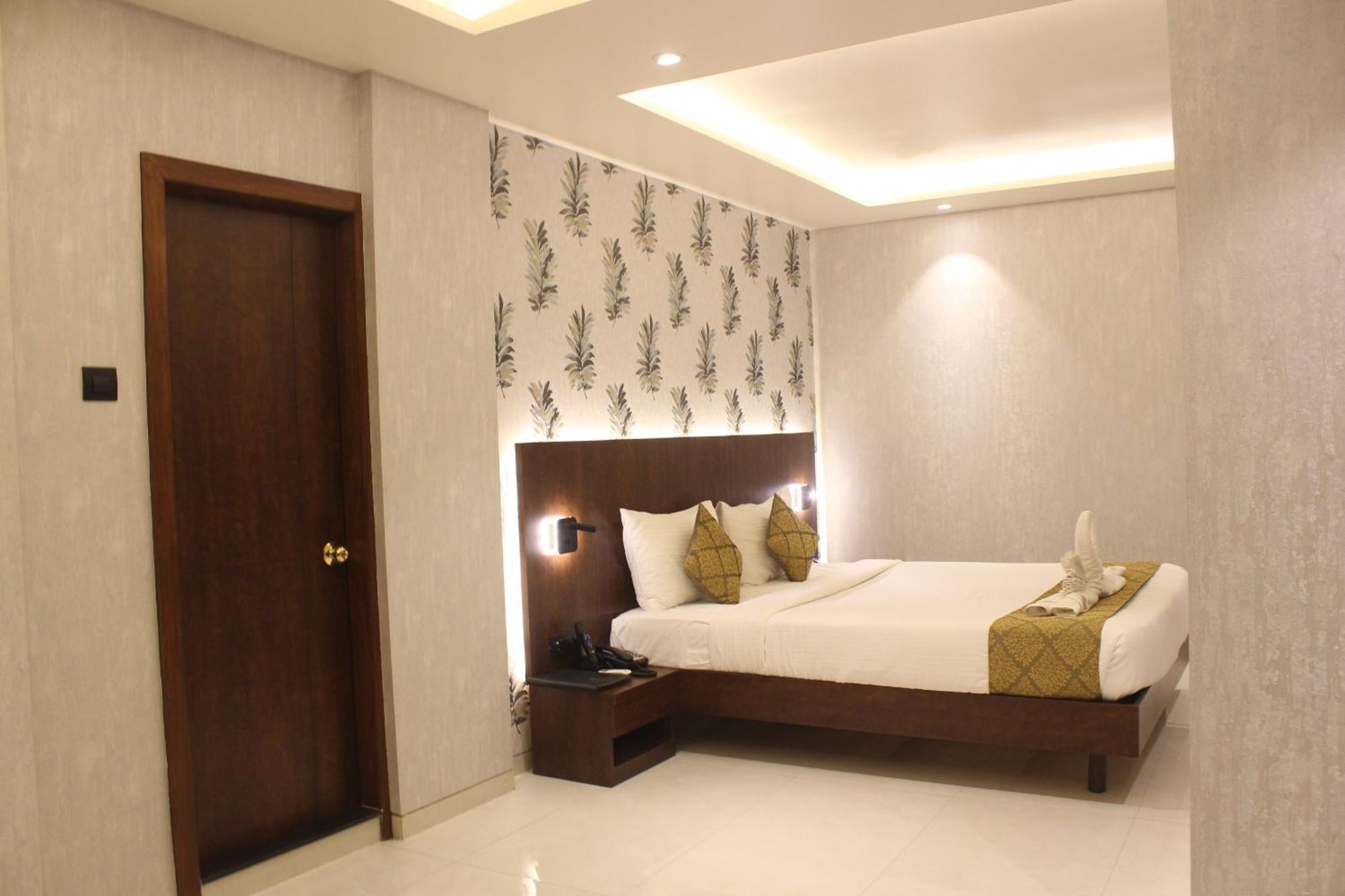 Hotel Madhuban Silvassa Esterno foto