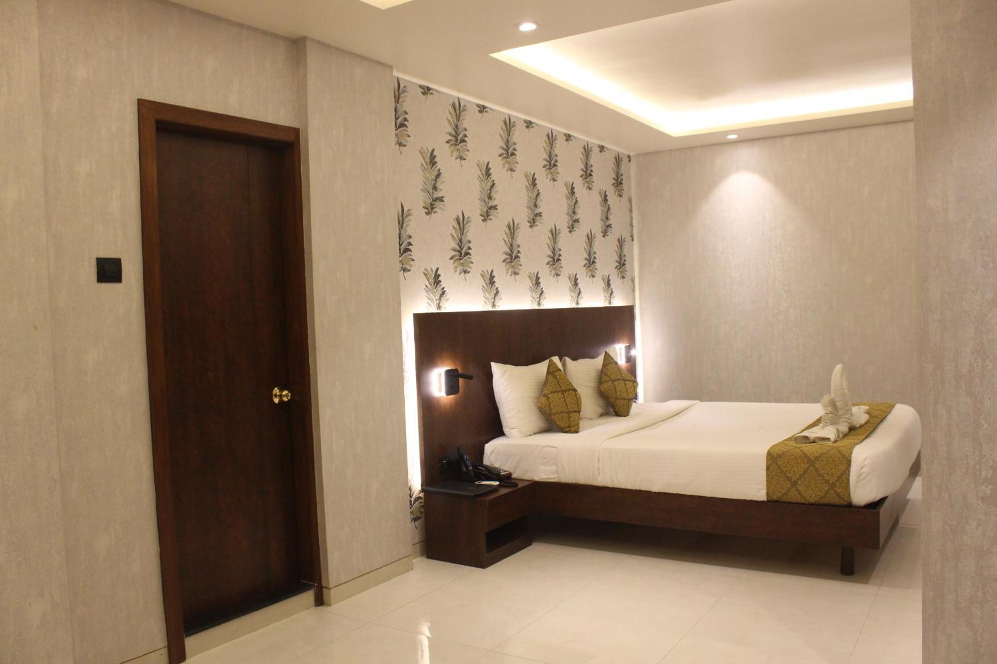 Hotel Madhuban Silvassa Esterno foto