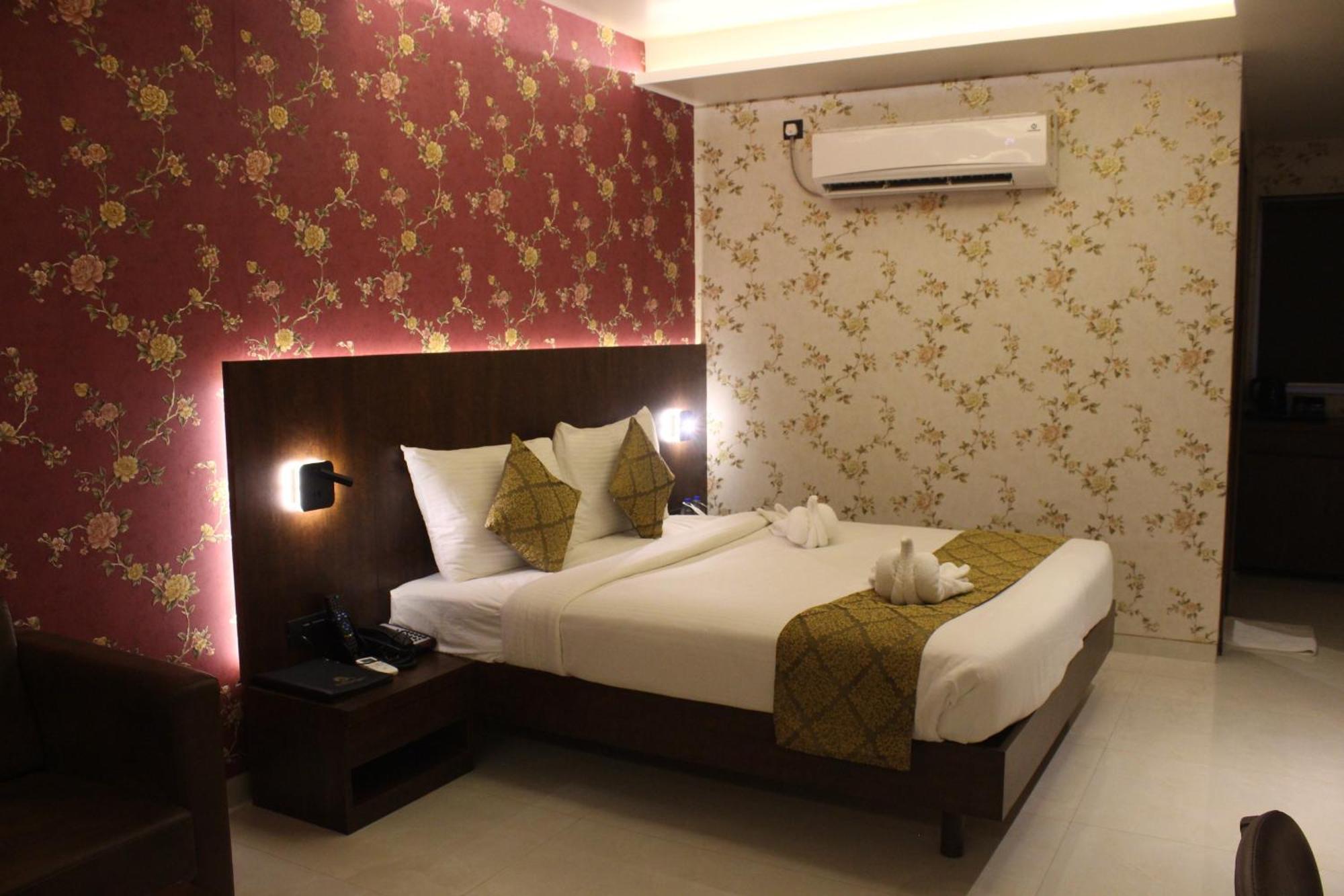 Hotel Madhuban Silvassa Esterno foto