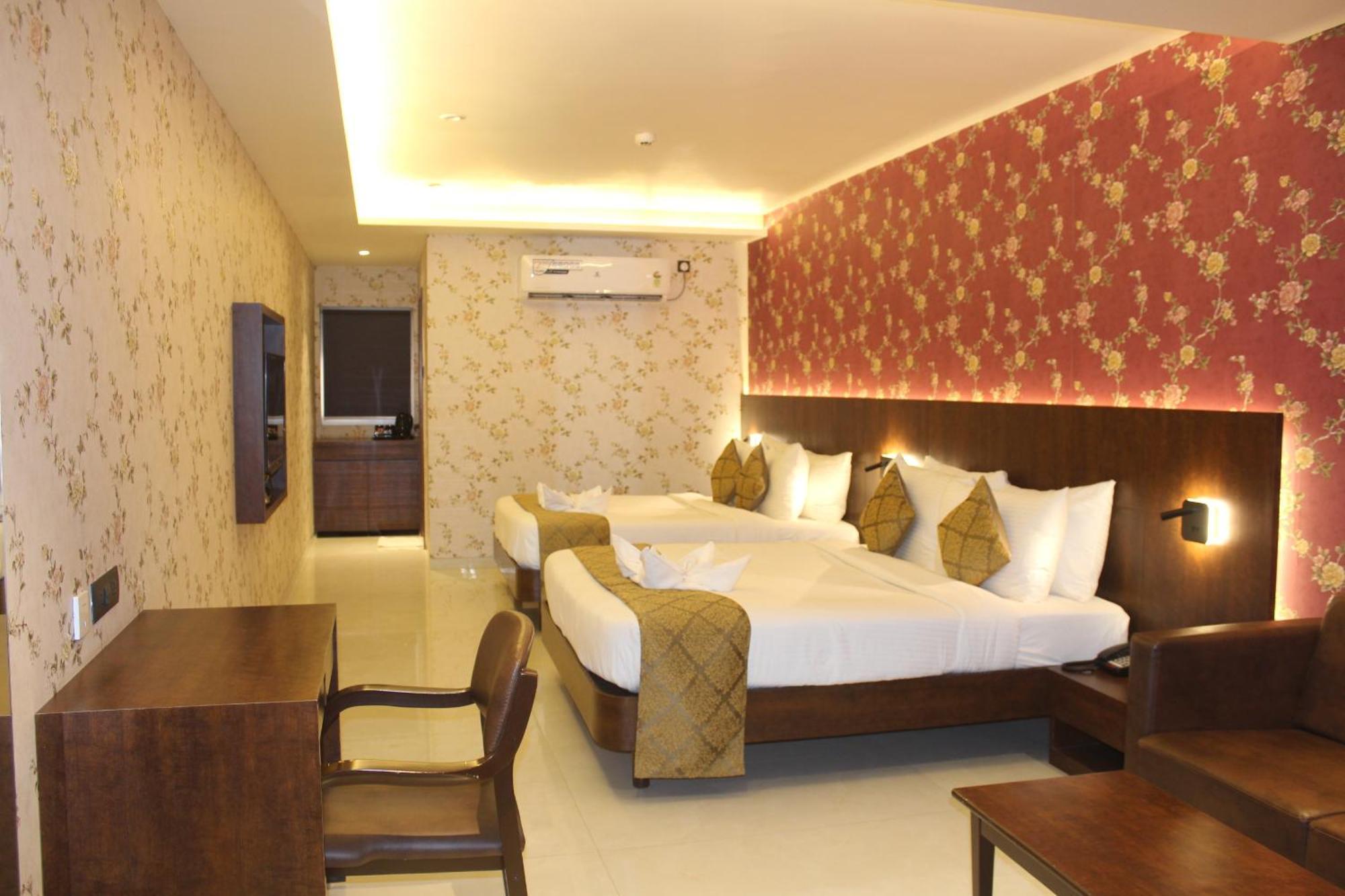 Hotel Madhuban Silvassa Esterno foto