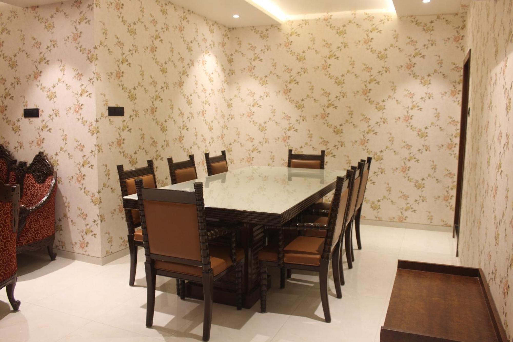 Hotel Madhuban Silvassa Esterno foto