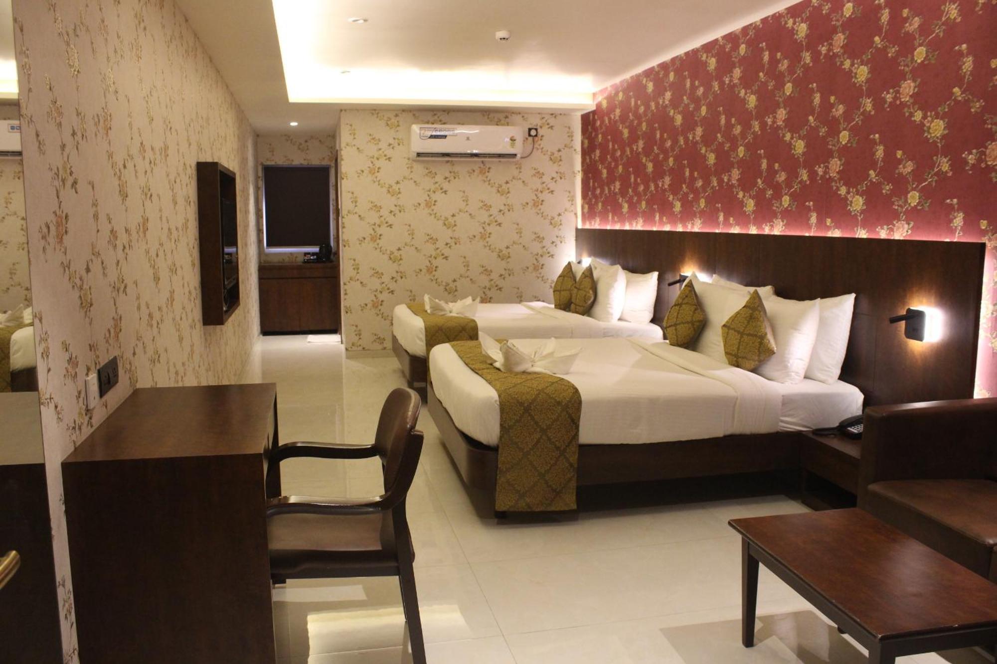 Hotel Madhuban Silvassa Esterno foto
